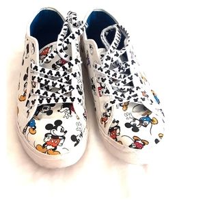 Disney mickey mouse pre owned canvas shoes size 8